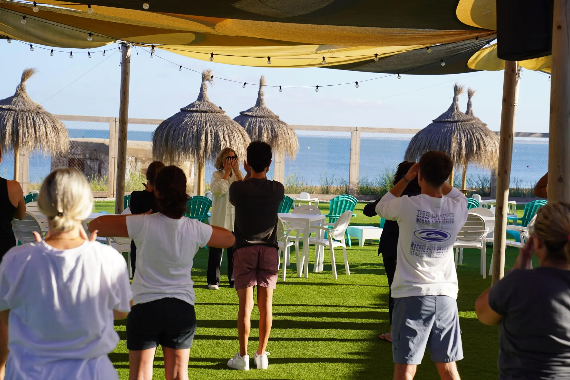 Clase de QiKung en grupo junto al mar