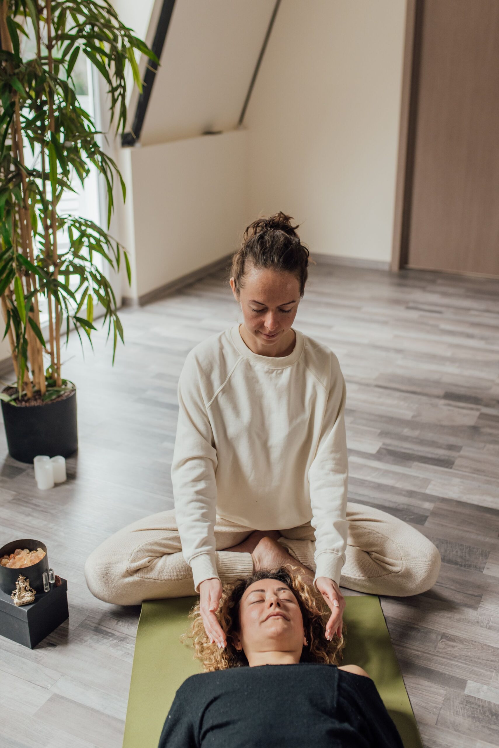 Sesión de Reiki en un espacio tranquilo